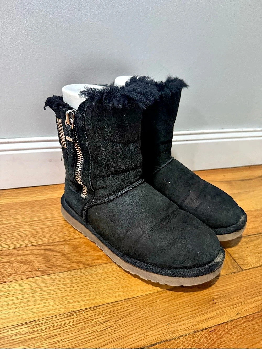 UGG S/N 1012099 Black Zip Winter Boots US 7